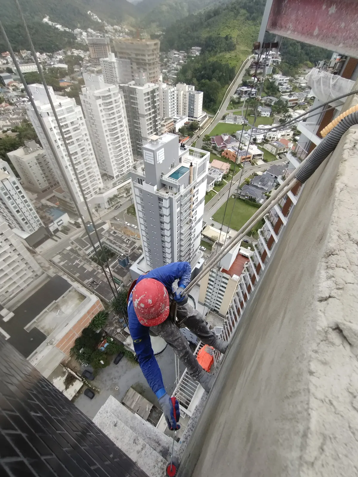 Equipe da Frontins Fachadas em alpinismo industrial