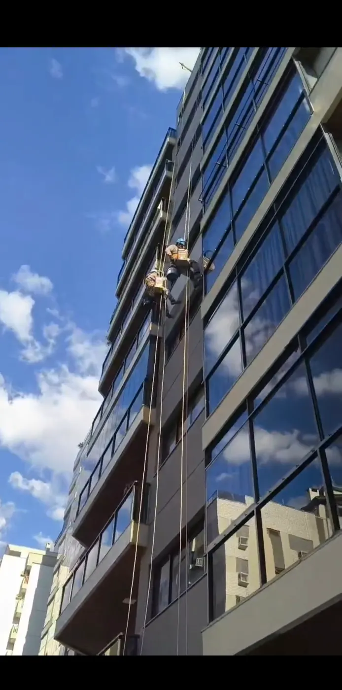 Equipe suspensa em prédio com janelas escuras