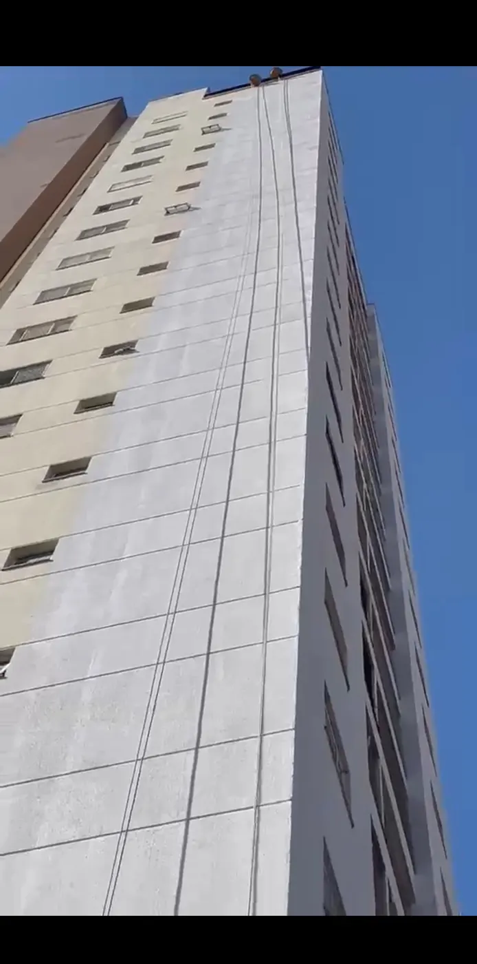 Prédio com cordas de alpinismo industrial contra o céu